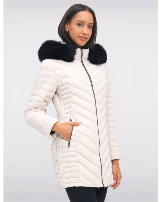Veste légère matelassée Sokos Elodie avec un design tressé, une capuche garnie de fourrure véritable et une fermeture à glissière à double sens par Manteaux Manteaux.