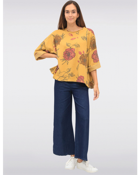 Top Froccella en coton mélangé conçu avec une coupe décontractée, présentant un motif floral, des épaules tombantes et des manches 3/4 par Manteaux Manteaux.