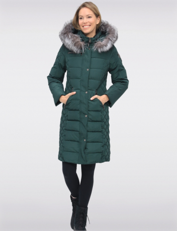 Manteau matelassé mi-long Sokos Daphne avec capuche garnie de fourrure véritable, fermeture à glissière cachée à double sens, poignets tempête en tricot et matelassage en losange par Manteaux Manteaux.