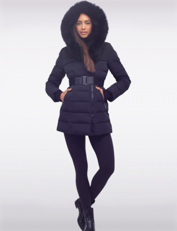 Manteau Sokos Vonne Quilted Cire Polyloft® avec capuche bordée de fourrure véritable, zip asymétrique sur le devant et ceinture cintrée à la taille pour une silhouette flatteuse par Manteaux Manteaux.