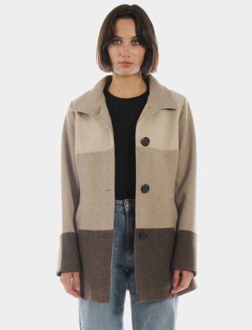 Manteau en laine avec capuche par détails